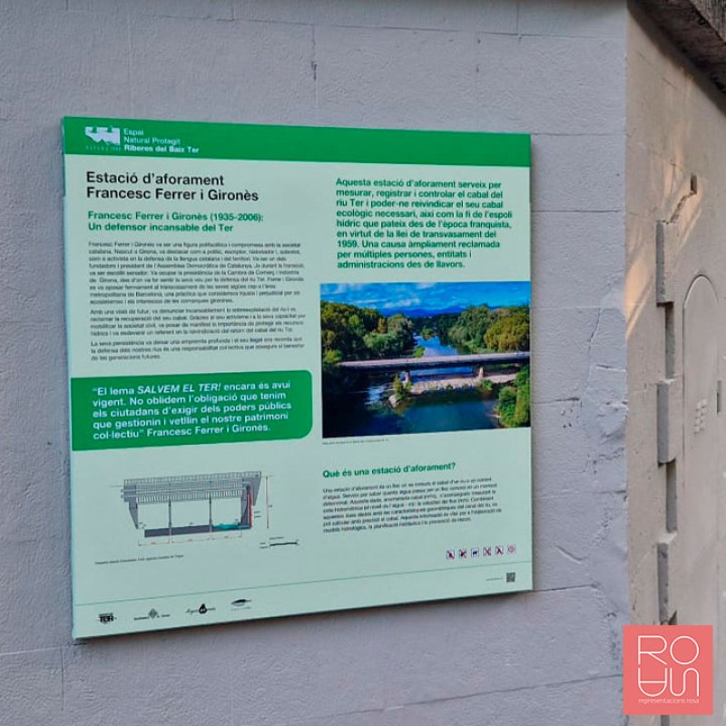 Cartellera d'informació a paret amb placa i contraplaca